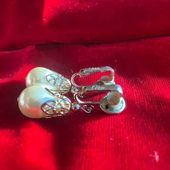 Vintage Coro Gold Tone Pearl Drop Clip On  Earrings - Picture 6 of 7